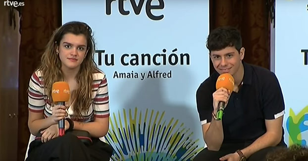 Le preguntan a Amaia y Alfred qué no puede faltar en sus maletas y atención a la respuesta de ella