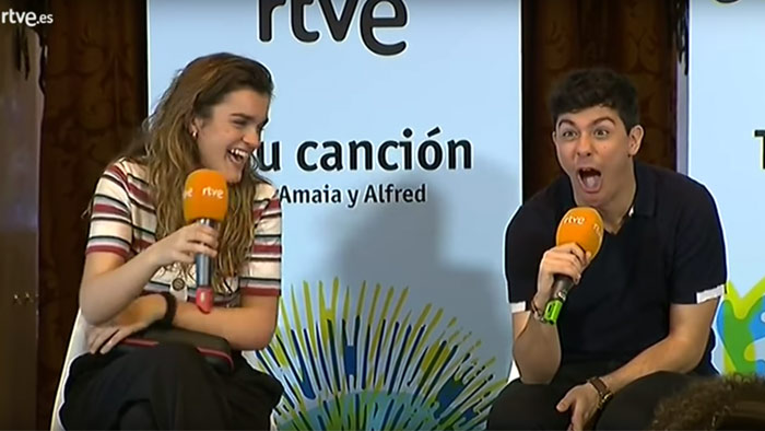 Le preguntan a Amaia y Alfred qué no puede faltar en sus maletas y atención a la respuesta de ella