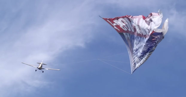 Así es cómo despegan los aviones que llevan enormes carteles de publicidad por las playas