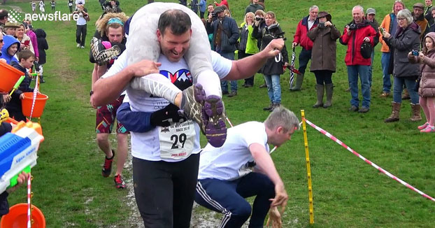 Aparatosa caída durante una carrera de esposas