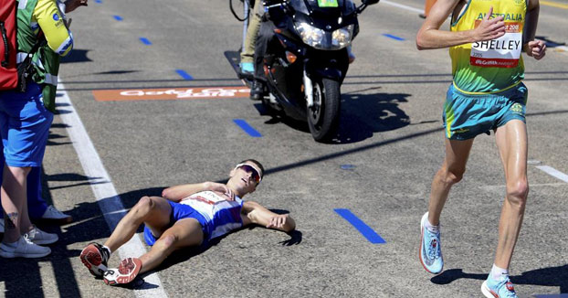 Callum Hawkins colapsa en pleno maratón y nadie le ayuda