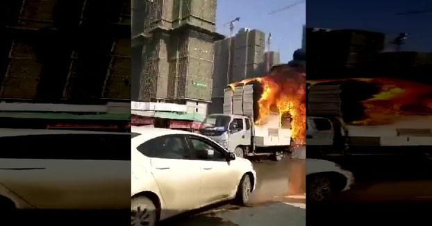 Un conductor intenta alejar su camión en llamas del centro de la ciudad