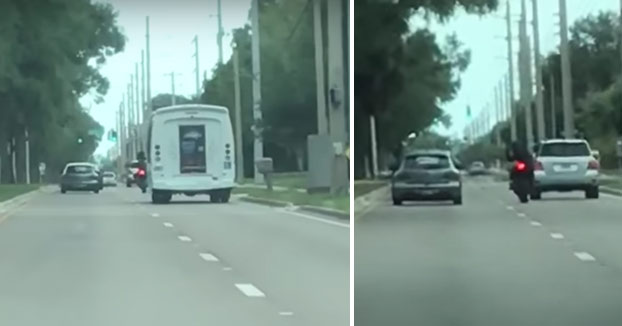 El conductor de un coche embiste con ira a un motorista durante una discusión mientras iban circulando