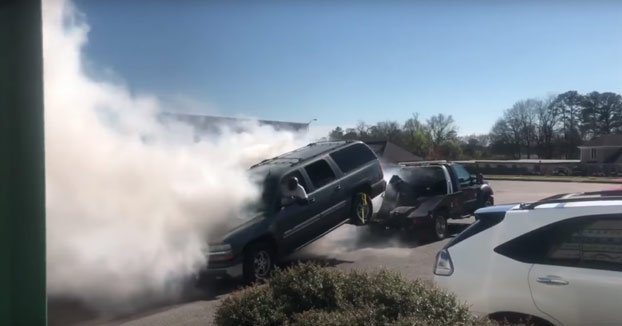 No deja que la grúa se lleve su coche y lo acaba reventando