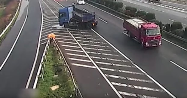 Se para en mitad de la autopista, provoca dos accidentes y sigue como si nada