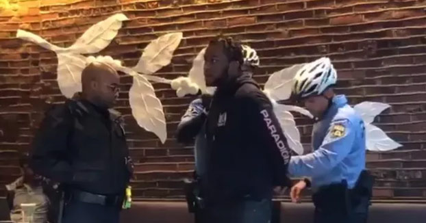 Dos hombres detenidos en un Starbucks de Filadelfia por estar sentados sin tomar nada