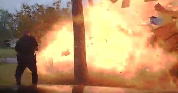 Un coche choca contra una casa y cuando un agente se acerca a la vivienda se produce una fuerte explosión