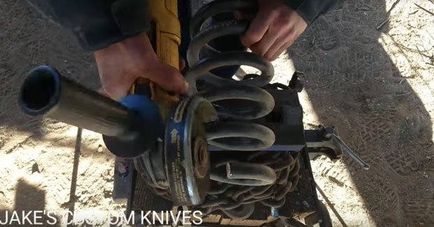 Forjando una katana a partir de un trozo de muelle