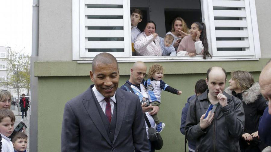 La foto de la inauguración de la calle de Mauro Silva tiene más matices que muchas obras de arte