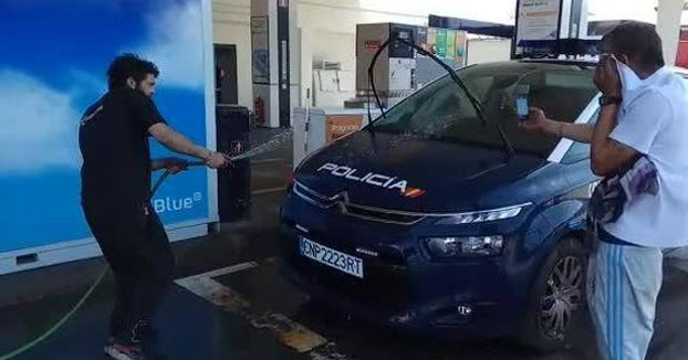 El vídeo de unos gitanos lavando un coche de policía podría acabar en sanción [Vídeo]