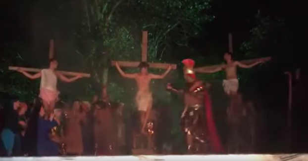 Un hombre intenta 'salvar' a Jesús de la cruz y agrede a un actor el Viernes Santo [Vídeo]