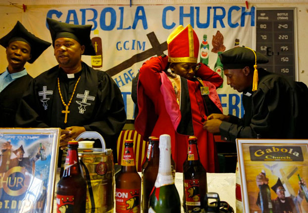 En la Iglesia de Gabola los bautizos no se hacen con agua, se hacen con cerveza