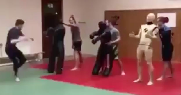 Un buen judoca no debe subestimar nunca a su rival, aunque sea un muñeco