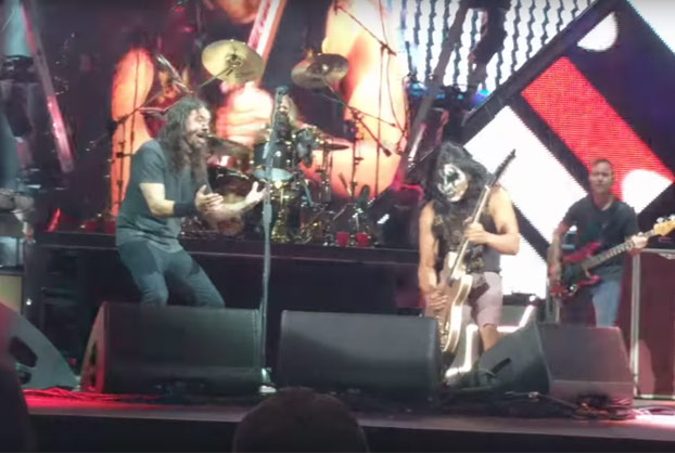 Dave de Foo Fighters sube al escenario a un fan con la cara pintada de Kiss y deja a todos con la boca abierta