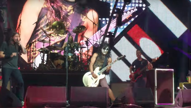 Dave de Foo Fighters sube al escenario a un fan con la cara pintada de Kiss y deja a todos con la boca abierta