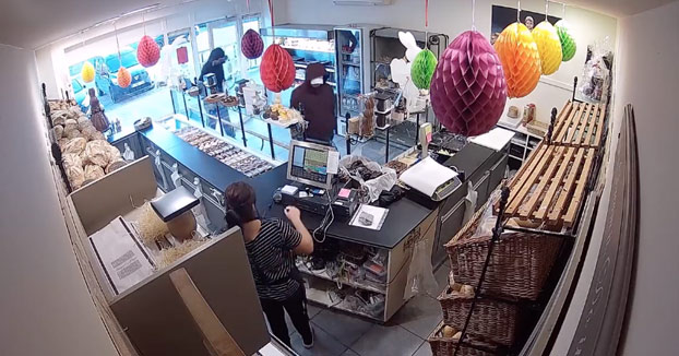 Dos ladrones entran a robar a una panadería pero no se esperaban encontrarse con él