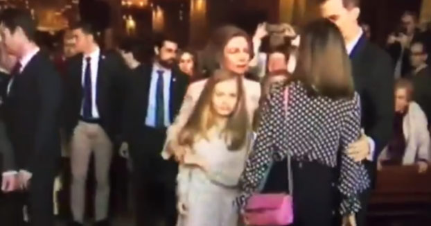 Pelea en la Casa Real: Letizia impide que sus hijas se fotografíen con doña Sofía [Vídeo]
