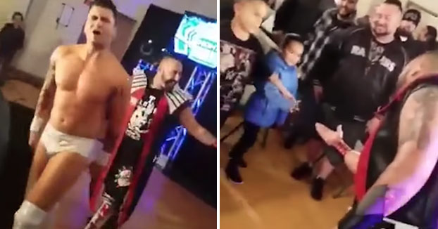 Un luchador escupe un chicle a una niña y el padre le da una paliza antes de subir al ring