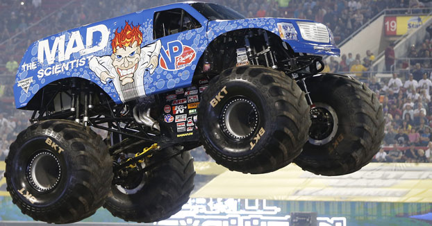 Se marca un Backflip + caballito + frontflip con su Monster Truck