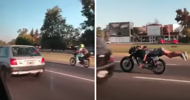 Graban a un motorista conduciendo su moto acostado a lo 'Superman' a 130 km/h
