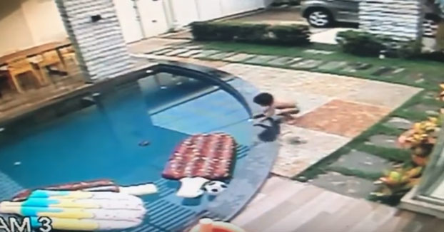 Un niño de 7 años salva a su hermanito pequeño de morir ahogado en la piscina