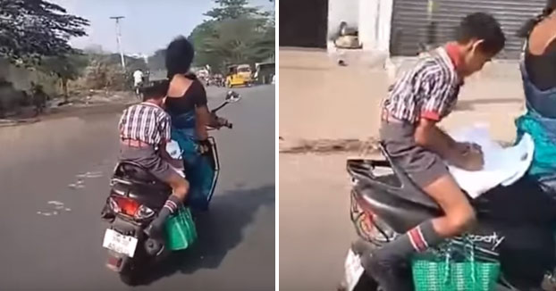 Un niño hace sus deberes sobre una moto en marcha mientras su madre conduce