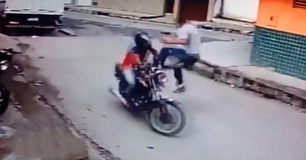 Derriba con una patada voladora a un ladrón que huía en moto