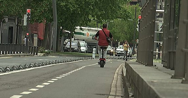 Da positivo en tres drogas tras chocar su patinete eléctrico con un coche en Vitoria