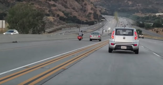 Un conductor intenta tirar a un motorista de su moto y se acaba estrellando y haciendo volcar a otro coche