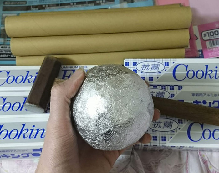 En Japón les gusta pulir bolas de papel de aluminio hasta la perfección