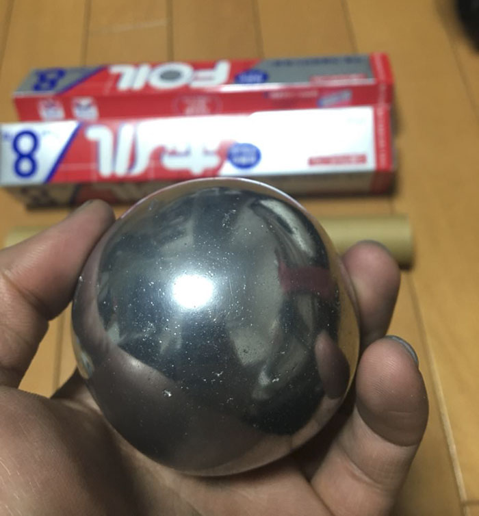 En Japón les gusta pulir bolas de papel de aluminio hasta la perfección