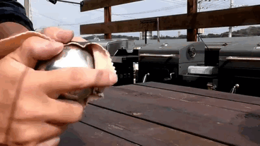 En Japón les gusta pulir bolas de papel de aluminio hasta la perfección