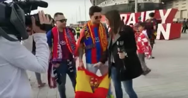Una reportera de Barça TV le pide a un aficionado culé que se quite la bandera de España para la entrevista
