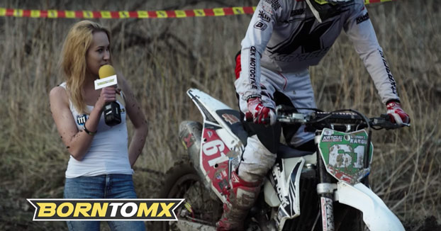 Reportera entrevistando a un piloto en un campeonato de Enduro