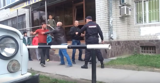 Unos rusos borrachos se enfrentan a dos policías en el barrio