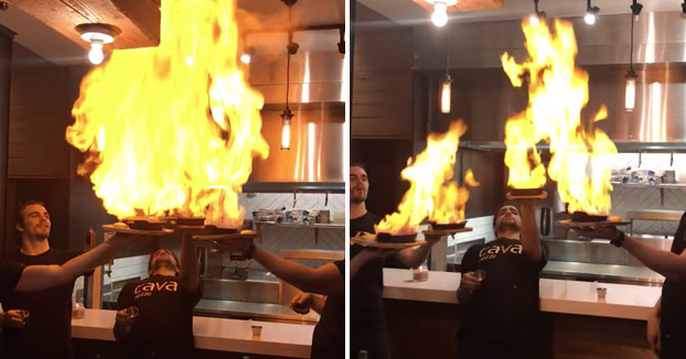 Piden saganaki para cenar y cuando los camareros lo están sirviendo ocurre lo siguiente...