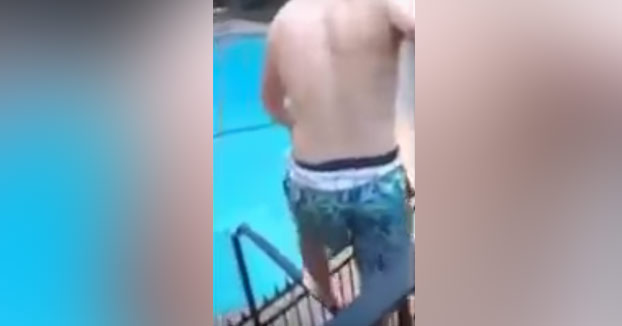 Casi acaba empalado al saltar a la piscina desde el balcón