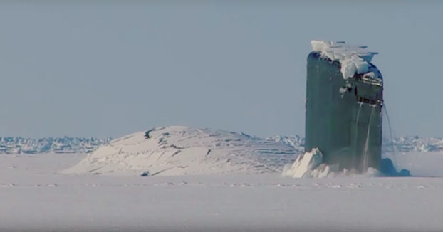 Momento exacto en el que un submarino nuclear embiste la capa de hielo para salir a la superficie