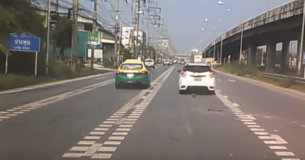 Una tapa de un depósito de cemento casi aplasta su coche