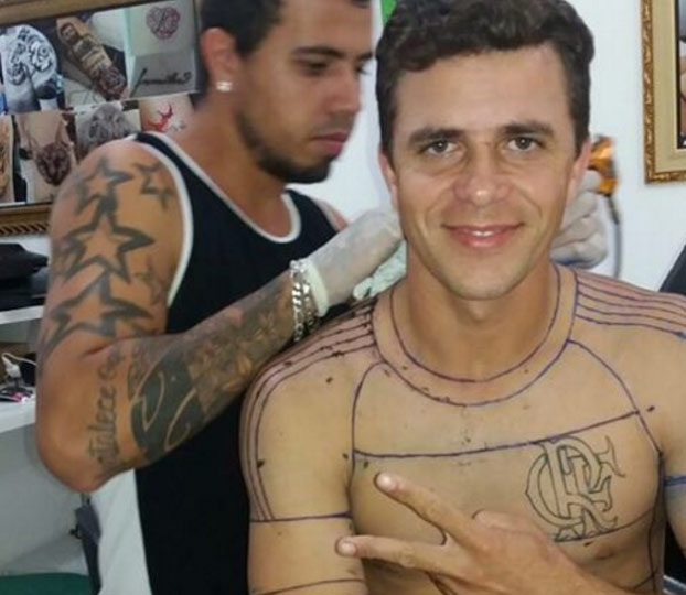 Un aficionado del Flamengo se tatúa la camiseta de su equipo en tamaño real