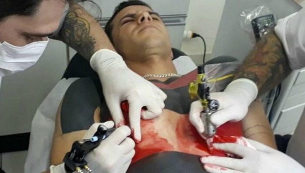 Un aficionado del Flamengo se tatúa la camiseta de su equipo en tamaño real
