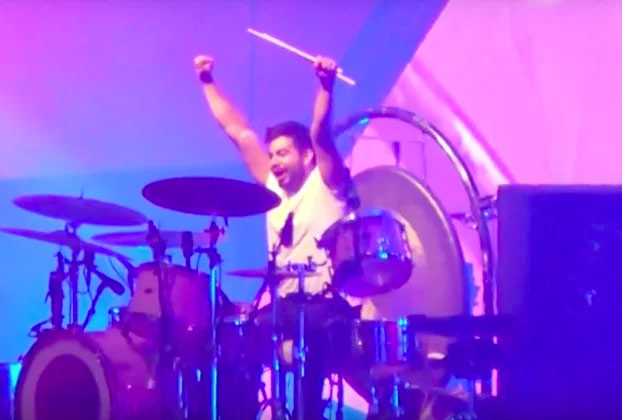 The Killers invita a un fan a tocar la batería en pleno concierto