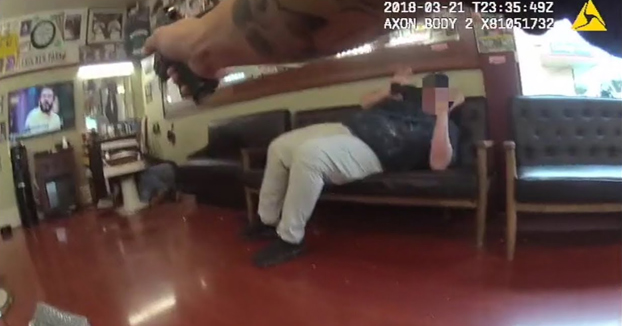 La bodycam de un policía graba un tiroteo en una barbería de San Francisco