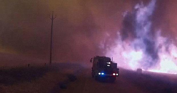 Varios camiones de bomberos rodeados por una tormenta de fuego. Este vídeo muestra lo que soportaron