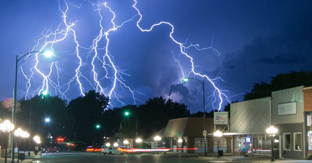 Graba una tormenta de relámpagos constantes durante bastantes minutos