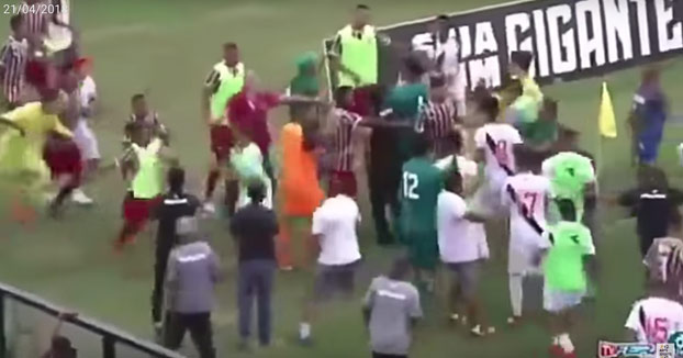 El baile de un futbolista antes de marcar un gol provoca una trifulca en Brasil