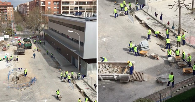 Un vecino graba el sistema de trabajo en una obra que hay debajo de su casa