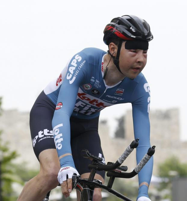 Una avispa le desfigura la cara al ciclista Sander Armée en el Giro de Italia