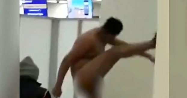 Un mexicano baila desnudo el cancán antes de pasar los controles de seguridad en un aeropuerto de Moscú