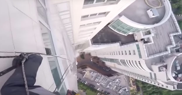 A unos trabajadores se les cae una enorme ventana desde el piso 47 de un rascacielos de Moscú